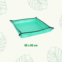 Carica l&#39;immagine nel visualizzatore di Gallery, telo impermeabile verde per rinvaso medium 68x68 cm come lavori di giardinaggio in casa su grafica chiara con foglie di Monstera disegnate
